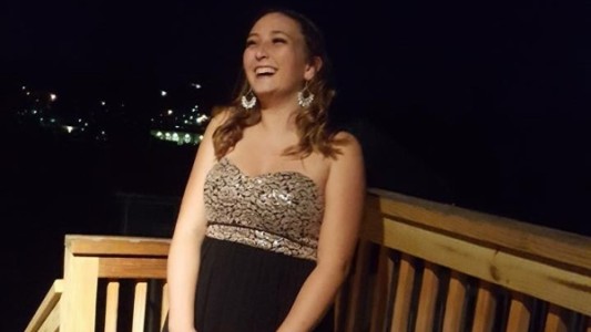 Una joven de 17 años murió accidentalmente en la bañadera mientras se duchaba