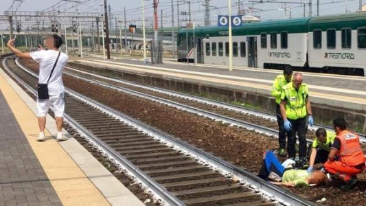Selfie con morbo: un joven se sacó una foto polémica con una mujer atropellada por un tren