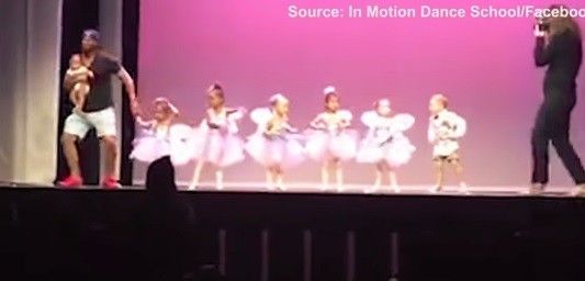 Un papá genial: se subió al escenario para ayudar a su hija con miedo escénico