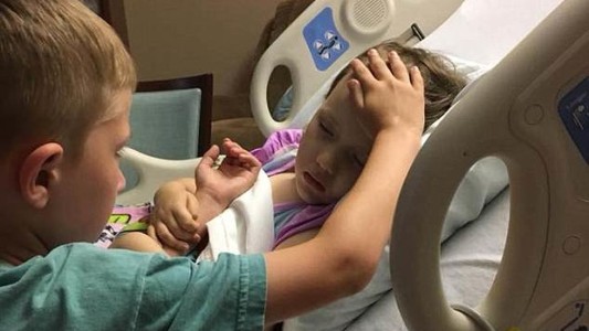 Foto conmovedora: la despedida de un nene a su hermana antes de morir por un tumor cerebral
