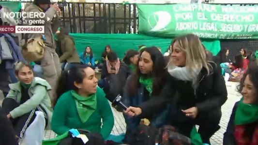 Masiva presencia de manifestantes pro aborto en la Plaza del Congreso