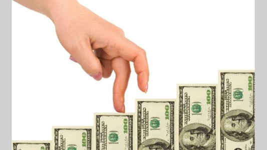 Dolar sin techo: supera los 28 pesos y es récord