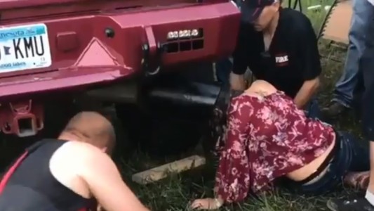 La chica que quedó atrapada en el caño de escape de un auto