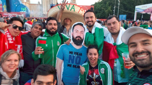 Viral: su esposa no lo dejó ir al Mundial y sus amigos pasean su silueta por Rusia