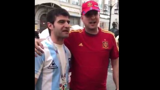 El video de un argentino y un español relatando el gol de Diego a los ingleses que explotó en las redes