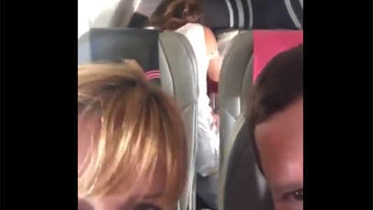 Tuvieron sexo en un avión con pasajeros y los escracharon en las redes