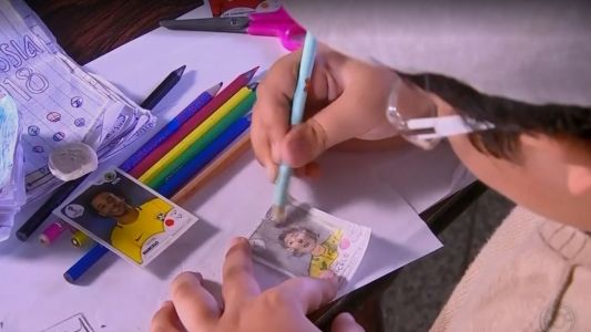 No tenía plata para comprar las figuritas del Mundial, las dibujó todas a mano y conmueve a su país