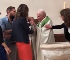 Video: un cura le pega a un bebé que llora en un bautismo