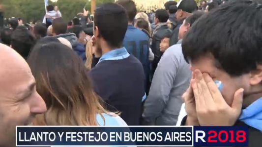 Llanto y festejo en la Plaza San Martín durante el partido de la Selección