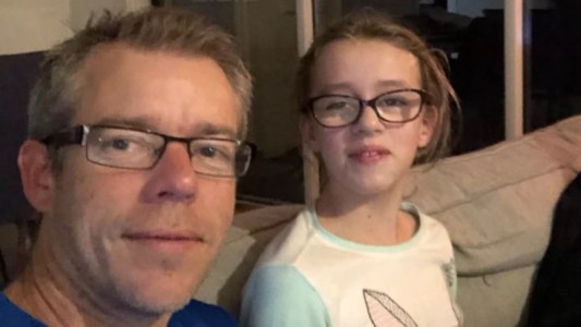 La tierna reacción de un padre ante las malas notas del boletín de su hija con autismo