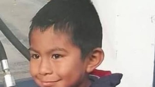 Las conmovedoras razones por las que este nene nunca se separa de su bolsa verde