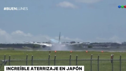 Video: avión rompió su tren de aterrizaje al tocar la pista