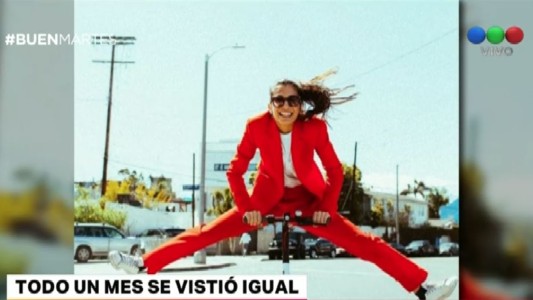 Se vistió igual durante un mes