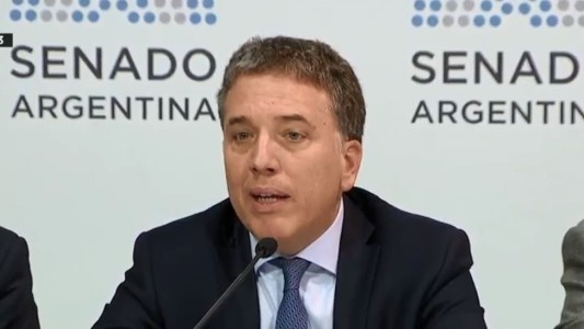 Dujovne dijo que no modificará los impuestos a los pasajes al exterior