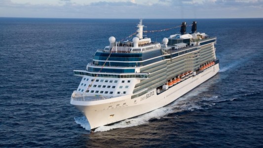 Un empleado de un crucero cayó por la borda y fue encontrado vivo 22 horas después