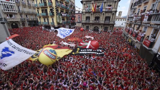 Vinos, toros y guerra al sexismo: con el "chupinazo" empezó San Fermín
