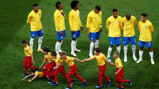 ¿Casualidad o trolleo? Un nene se cayó al suelo al lado de Neymar en el arranque del partido con Bélgica