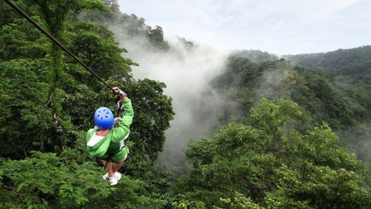 Un joven murió en su luna de miel al chocar contra su esposa en una tirolesa