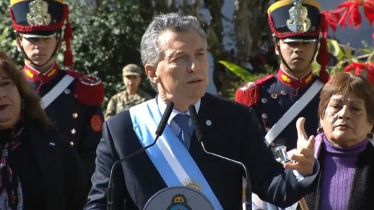 "Estamos pasando una tormenta": Macri pidió colaboración a gobernadores y empresarios