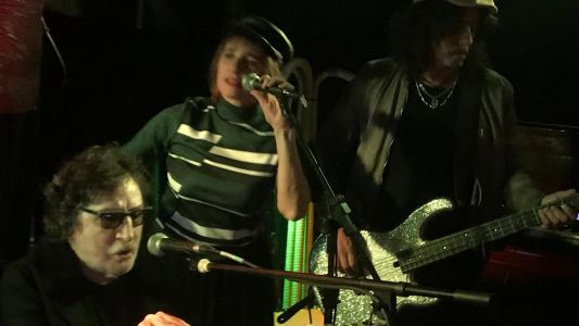 Charly García tocó por sorpresa en un bar de Palermo