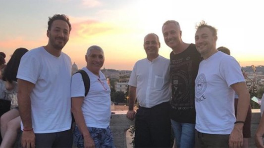 Marley quedó al desnudo después de una broma en las calles de Roma