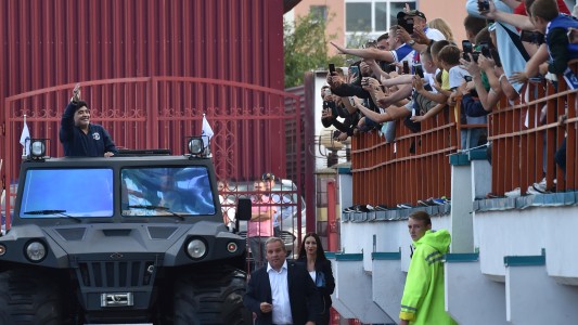 Maradona llegó a Bielorrusia, fue recibido por una multitud y le regalaron de todo