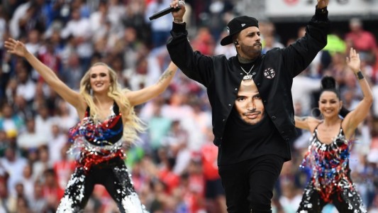 J Balvin fue censurado en el show de cierre del Mundiall, pero Nicky Jam llevó su cara en la remera