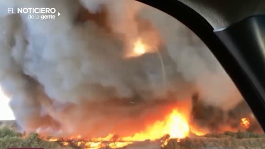 Un "firenado" sobre la tierra y el agua