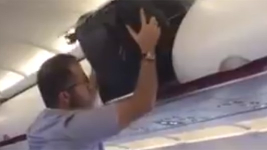 La torpeza de un pasajero que se volvió viral en las redes