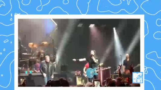 John Travolta cantó un tema de Grease junto a Foo Fighters