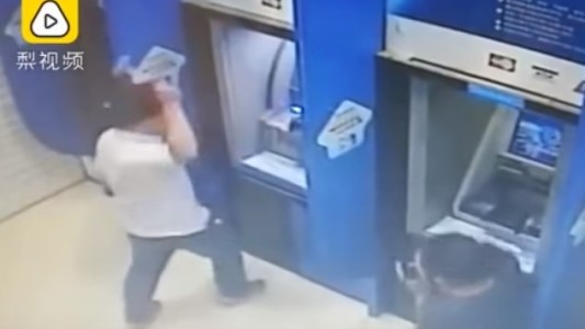 Un día de furia: el chino que atacó los cajeros automáticos por venganza a un banco
