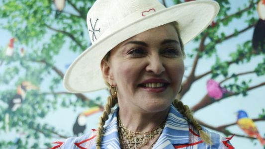 Madonna posó junto a sus seis hijos durante un visita solidaria a Malaui