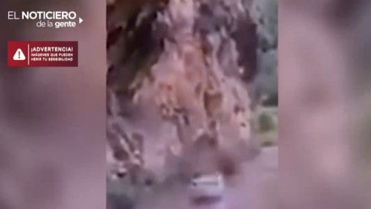 La piedra que aplastó el auto