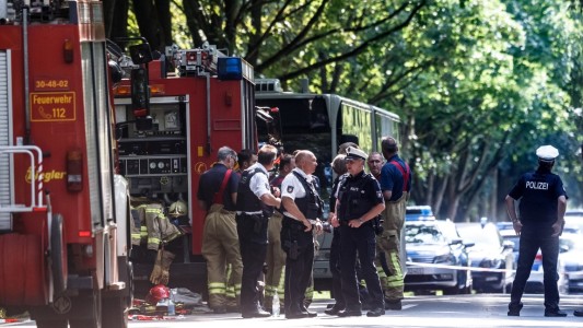 Terror en Alemania: un hombre apuñaló a los pasajeros de un colectivo