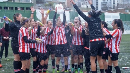 Salieron campeonas y festejaron con un bidón porque la AFA nos les entregó el trofeo
