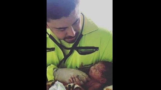 Una beba nació en medio de una autopista tras un accidente de tránsito en el que murió su mamá