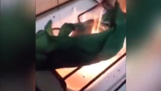 Una madre quemó el pañuelo verde de su hija: "Así se educa a las pendejas de hoy"