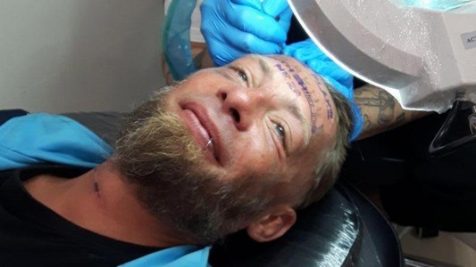 Sin códigos: turistas británicos le pagaron a un mendigo español para que se tatúe la frente