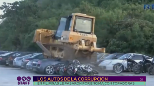 Autos de de lujo de exfuncionarios corruptos, aplastados por una topadora