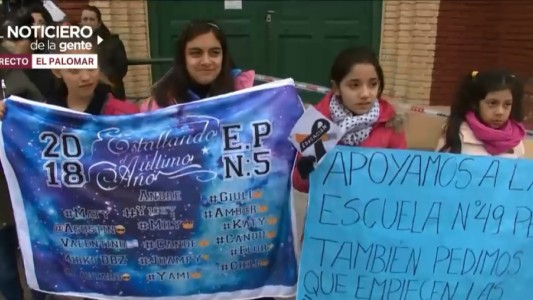 Les dan clases en una base militar a los alumnos de la escuela que se quedó sin techo