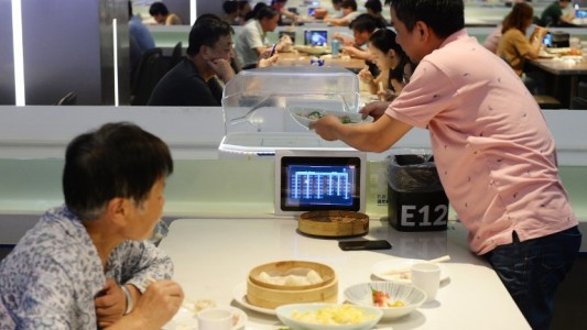 Restaurante reemplaza a los mozos con robots: "Para reducir costos y mejorar el servicio"