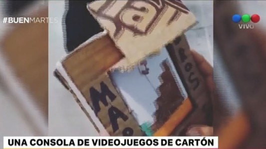 Un nene hizo su propia consola de videojuegos en cartón