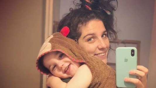 Revuelo en Instagram por la foto de Juana Repetto sentada en el inodoro y dándole el pecho a su hijo