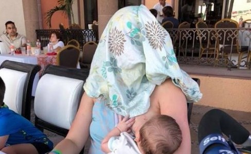 Le pidieron que se cubriera mientras le daba el pecho a su hijo y su respuesta se volvió viral