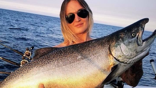 El reto viral más asqueroso: tomar cerveza de un pez muerto