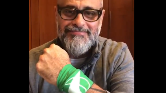Jorge Rial se hizo un tatuaje a favor del aborto legal, de Eva Perón con el pañuelo verde
