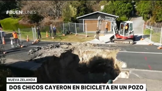Nueva Zelanda: dos chicos cayeron en bicicleta en un pozo