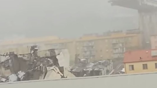 Se derrumbó un puente de una autopista en Génova: al menos 11 muertos