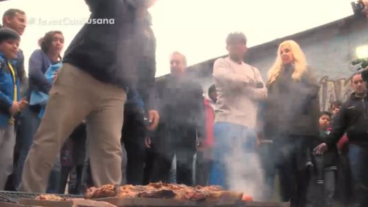 Carlitos Tevez le ofreció un choripán a Susana en Fuerte Apache