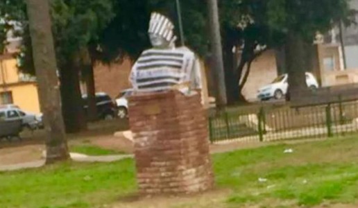 Le colocaron un traje de preso al busto de Néstor Kirchner en Rosario